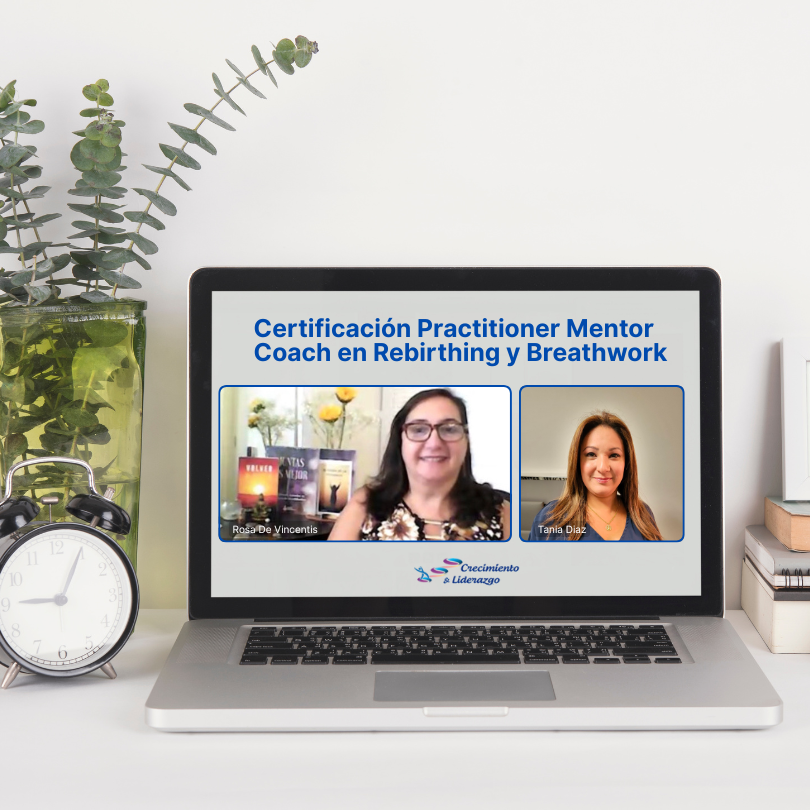 mujer feliz al perdonar recibiendo la luz del sol